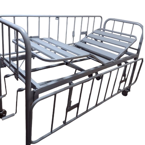 CAMA ORTOPEDICA PEDIATRICA DE 3 MOVIMIENTOS PINTADA CON LECHO DE CHAPA CON BARANDAS DESLIZABLES Y RUEDAS CON FRENOS.
