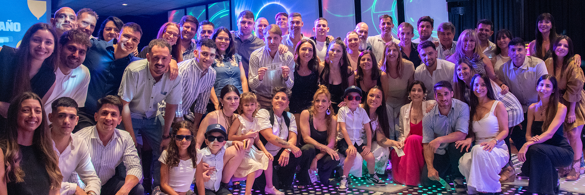 Foto grupal de todo el staff disfrutando una fiesta increible